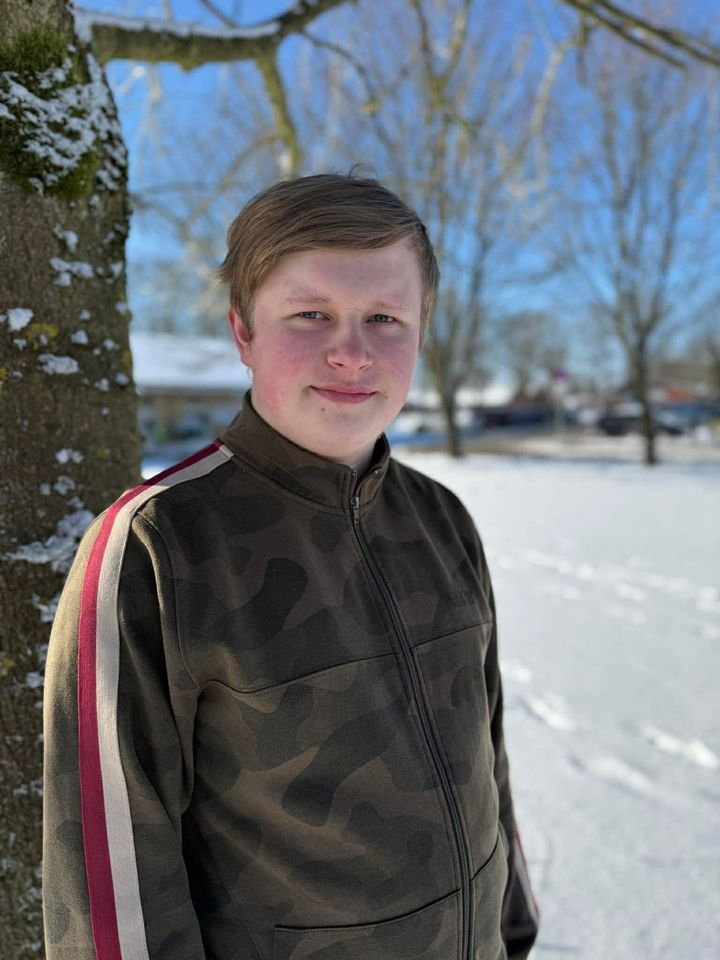 Christian er 18 år, og arbejder på Q8-tankstationen i Sønder Omme. Aftalen er kommet i stand via projektet.