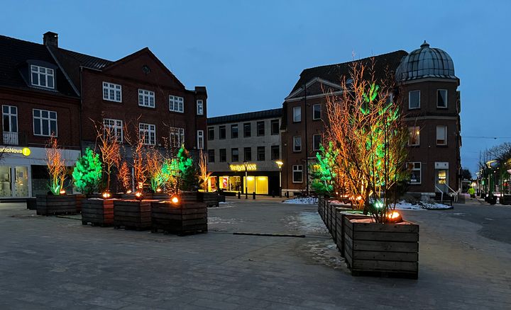 På Torvet i Grindsted afprøves der i øjeblikket nye koncepter for placering af træer og lys. Indretningen skifter hver måned. Foto: Billund Kommune.