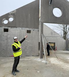 Projektleder fra Billund Kommune Jesper Bondesen viser de nye bygninger frem