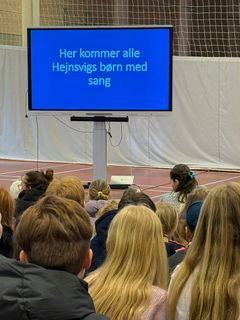 Børnene i Hejnsvig sang "Legens Sang" for gæsterne til rejsegildet.