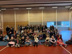 Alle børnene i Hejnsvig til rejsegilde.