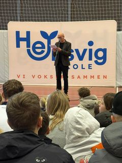 Skoleleder Steen Møller holdt en flot tale for børn og personale og gæster.