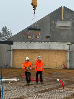 Rejsegildets flotte krans blev hejst op i en kran. Kransen er lavet af lærer Julie og børnene fra SFOen.