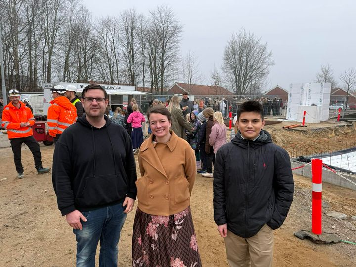 Udvalgsformand for Børne- og Familieudvalget i Billund Kommune, Jannick Dam Kristensen, borgmester i Billund Kommune og erhvervspraktikant Victor Empeño fra 8. klasse på BillundSkolen, var alle med, da der i dag var rejsegilde på byggeriet på Hejnsvig Ny Skole. Foto: Billund Kommune