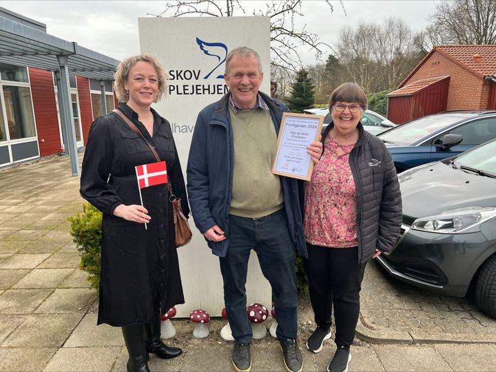 Inga og Jakob Kristiansen blev tirsdag formiddag overrasket med Frivilligprisen 2026 af Frivilligrådet, venner, familie og andre frivillige.