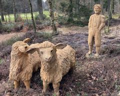 Tidsbilledet De Lovløses Land tager beskueren med tilbage til 1700- tallet, hvor rakkere, natmænd og stimænd vandrede gennem de øde hedestrækninger, udstødte og frygtede af de fastboende hedebønder. Skulpturen er placeret i Grene Sande. Foto: Billund Kommune.