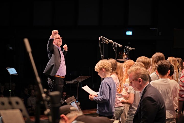 Anders Møller fra duoen Lydhör er dirigent for flere hundrede børn til Kordag 2026.