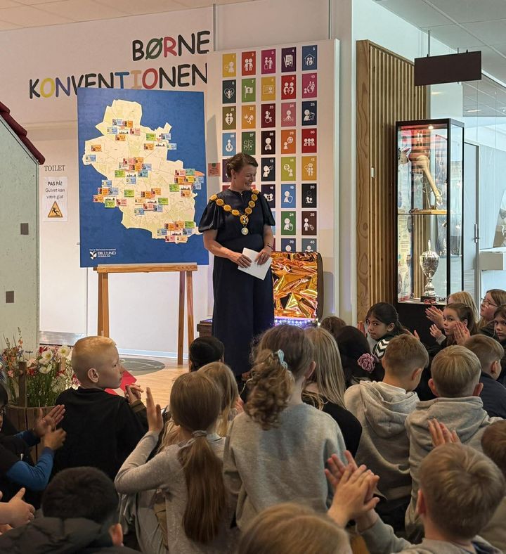 Billund Kommune og UNICEF Danmark underskrev i dag en samarbejdsaftale om, at Billund Kommune fortsætter som certificeret børnevenlig kommune de næste fire år - det blev fejret på rådhuset.