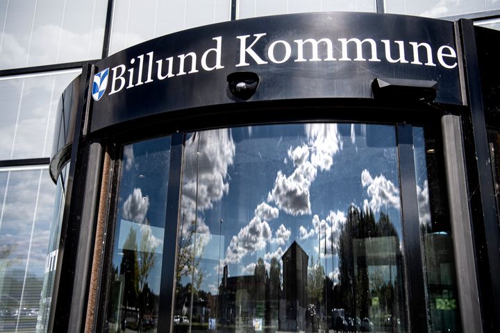 Med prisen følger et diplom, en statuette og en check på 10.000 kroner. Foto: Billund Kommune.