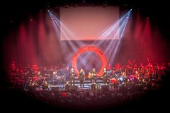 En bred vifte af Kulturskolens elever kommer på scenen i samspil med to professionelle solister.