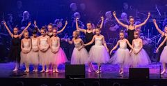 Kulturskolens dygtige dansere indtager også scenen og er med til at gøre gallashowet til en festlig oplevelse.