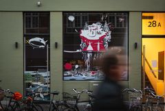Værket kan opleves på fem butiksfacader i Indre København.