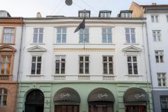 Dronningens Tværgade 9 supplerer Jeudans ejendomme i Dronningens Tværgade, hvor Jeudan også ejer Dronningens Tværgade 4, 7, 8 og 14.