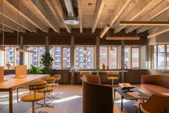 Kontorfællesskabet er indrettet med genbrugsløsninger og natur- og genbrugsmaterialer.