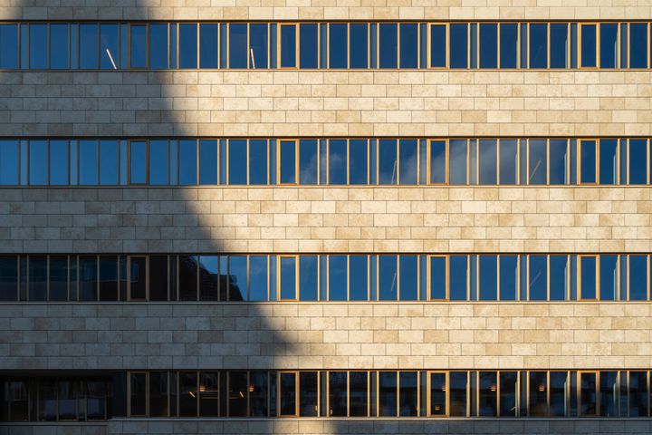 I renoveringen af ejendommen har facaden været et vigtigt element. Facaden på Østerbrogade 125 er nu beklædt med natursten, der fører udtrykket tilbage til ejendommens oprindelige æstetik.