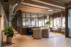 Østerbrogade 125 er en klassisk funktionalistisk 1960’er-ejendom transformeret til et moderne og professionelt kontorfællesskab.