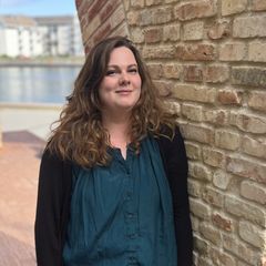 Rosa Viola Tranum mistede troen på sig selv efter hun som 21-årig mistede sin mor. I 2019 blev Rosa en del af projekt Fortrolige Voksne, hvor hun blev matchet med Niels Norre. I dag har Rosa afsluttet en kandidatuddannelse i engelsk med topkarakter – noget, hun ikke kunne forestille sig, før hun mødte Niels.