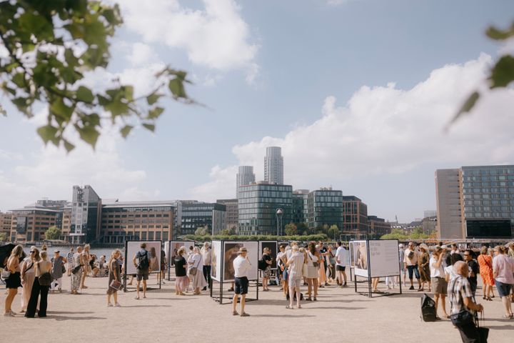 Der var stort fremmøde til åbningen af fotoudstillingen 'For mig er du lige her' på Islands Brygge i København.