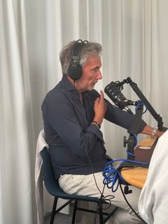 Morten Løkkegaard under optagelse af podcast