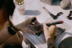 Til åbningen af 'For mig er du lige her' kan man blandt andet. male mindesten.