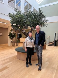 Preben Engelbrekt, direktør og stfiter af Det Nationale Sorgcenter, med Arnanguaq der er ansat som sorgterapeut i Inulerivik