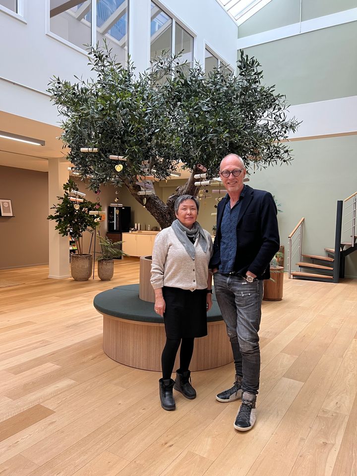 Preben Engelbrekt, direktør og stfiter af Det Nationale Sorgcenter, med Arnanguaq der er ansat som sorgterapeut i Inulerivik