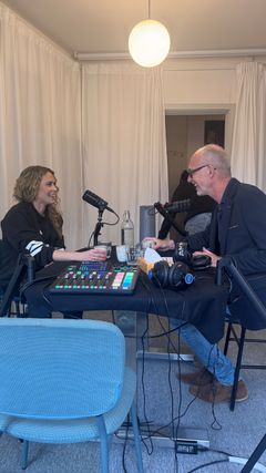 Selvom emnet er sygdom og død, behøver det ikke altid være en tung samtale. Der er også plads til lethed og grin i samtalen mellem direktør og stifter af Det Nationale Sorgcenter, Preben Engelbrekt, og Anna David, sanger, sangskriver og ambassadør for Det Nationale Sorgcenter.