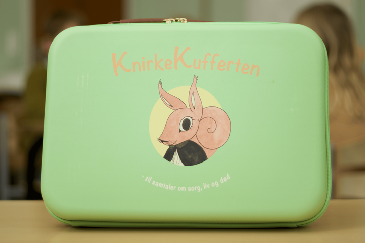 Den nye Knirkekuffert indeholder seks børnebøger om Knirke, Knirkebamse, 24 følelseskort og et hæfte med viden om børn og sorg. Med kufferten får lærerne samtidig adgang til seks undervisningsforløb – ét til hver bog.
