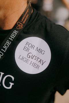 Åbning af 'For mig er du lige her' i København, hvor man bl.a. kunne snakke med Gustavs mor.