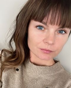 Sandra Nielsen er 22 år, da hendes far dør, og som 36 årige mister hun sin mor pludseligt.