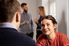 Det Nationale Sorgcenter lancerer et nyt forsknings- og udviklingsprojekt, der skal gøre danske arbejdspladser bedre rustet til at støtte medarbejdere i sorg. Projektet er støttet af Salling Fondene.
