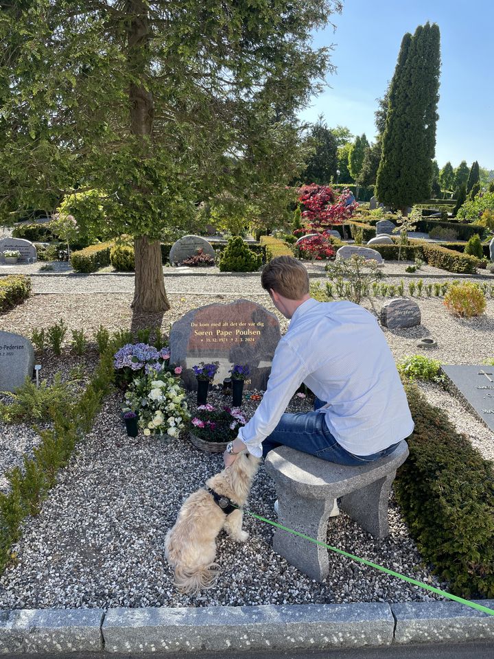 Emil Marling mistede sin gode ven og chef, Søren Pape. I podcast episoden fortæller han om, hvordan det føles, når et privat tab bliver offentligt.