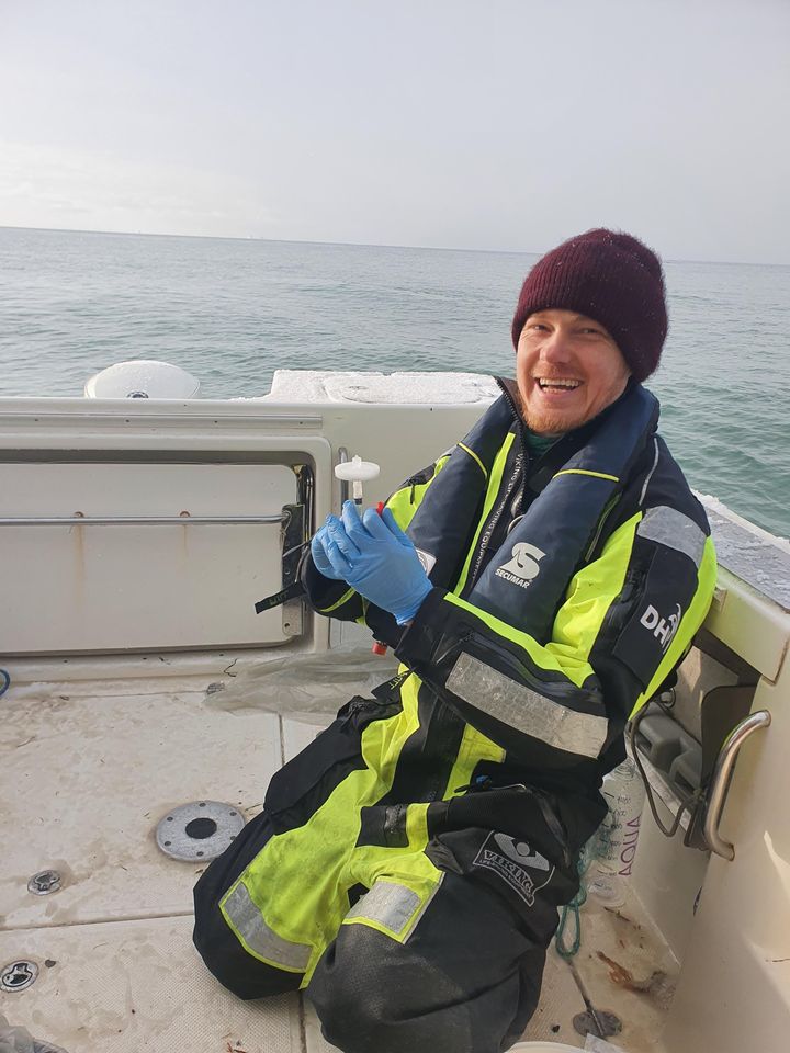 Ole Bjørn Brodnicke, havbiolog hos DHI, filtrerer eDNA fra vand, der er indsamlet med båd.