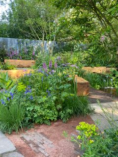 Havedesignerne har stort fokus på genbrug af materialer, f.eks. fliser og anden form for belægning, på Chelsea Flower Show 2024.