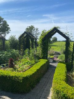 Under Haveselskabets havefestival åbner hundredvis af haveejere over hele landet havelågen, så man kan besøge hinandens haver og hente inspiration hos hinanden og dele gode erfaringer om alt fra blomster og træer til indretning af haverummet.