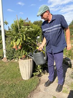 Vand til tørstige planter i sommervarmen. Her er det Haveselskabets havefaglige rådgiver Brian Christensen i haven.