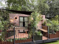 Altaner, terrasser og små byhaver viser, at man ikke behøver mange kvadratmeter for at skabe natur og liv omkring sig – her illustreret på Chelsea Flower Show.