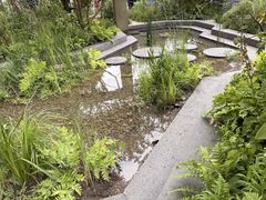 Haver designes til at håndtere både tørke og skybrud. Regnvandsopsamling, robuste planter og permeable belægninger er blevet standard, hvor regnvand bliver set som en ressource