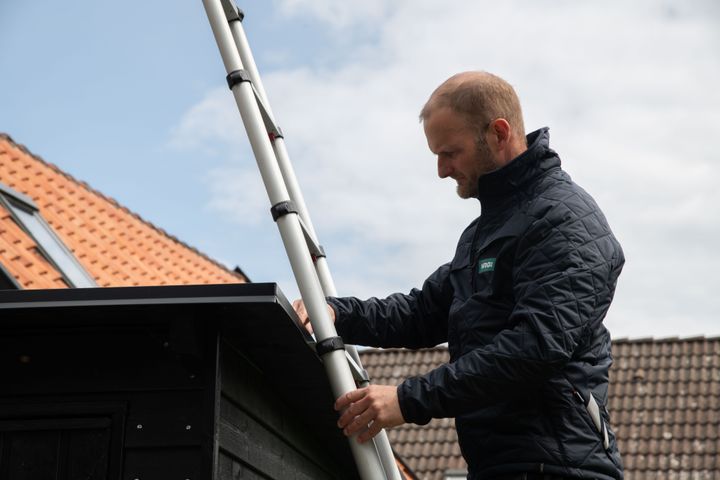 ”Det er en enkel rutine, som både kan ses på elregningen og være med til at forlænge levetiden på teknikken. Det handler om at gøre det til en fast vane hver forsommer,” siger Bo Halm Andersen, energikonsulent og byggesagkyndig hos NRGi.