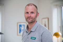 Energikonsulent Bo Halm Andersen står indendørs iført en grå polo med NRGi-logo.