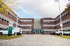 NRGi ELCON domicil med køretøjer parkeret foran.