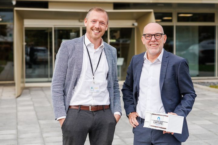 Direktør i NRGi Renewables, Jakob Bundgaard (til højre) står foran en bygning sammen med Alexander Russo, landechef for Capture Energy.