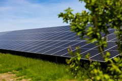 Solcelleanlæg ved Kolind på Djursland, hvor NRGi planlægger at installere et nyt batterilagringssystem.