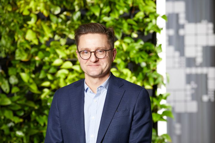 ”At få vores klimamål godkendt af SBTi er et vigtigt bevis på, at vi arbejder systematisk og målrettet med at reducere vores klimapåvirkning og understøtte vores ambition om at bidrage til et klimaneutralt samfund,” siger Jacob Vittrup, administrerende direktør i NRGi.