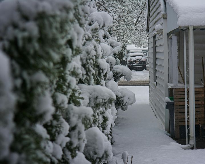 ”Når der er minusgrader, er det vigtigt at rydde sne både omkring huset og på fortovet, alt efter hvor og hvordan man bor," siger Bo Halm Andersen, byggesagkyndig og energikonsulent hos energi- og rådgivningskoncernen NRGi.