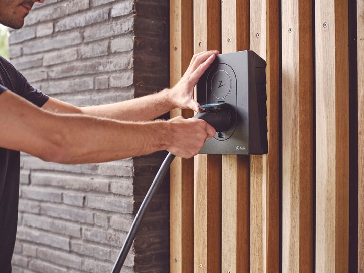 "Siden det blev meldt ud, at elafgiften ville falde fra nytår, har markedet for hjemmeladning ændret sig markant. Derfor har vi arbejdet benhårdt på at udvikle en løsning, hvor vi skruer op for udbyttet for landets elbilsejere, så de kan mærke en reel forskel i hverdagen," siger Jacob Schmidt, markedsdirektør i NRGi.