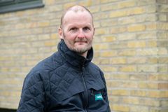 Bo Halm Andersen, byggesagkyndig og energikonsulent i NRGi, står foran et hus.