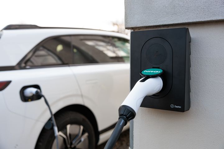 Elbil, der oplader hjemme via en NRGi-ladeboks.