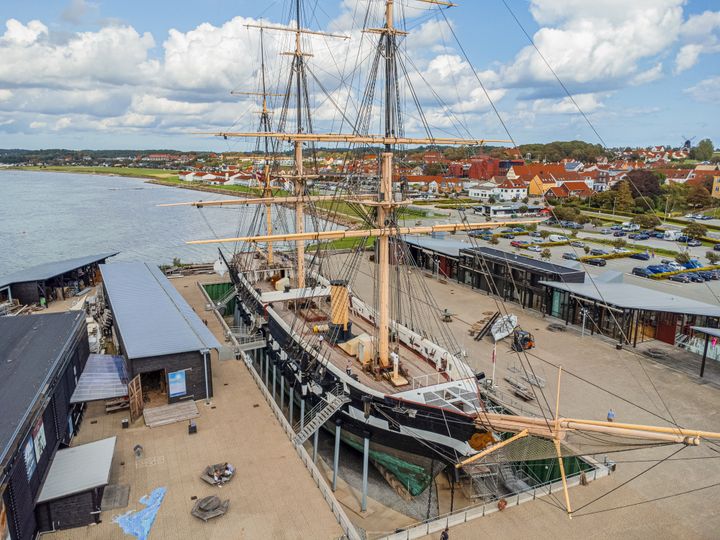 Fregatten Jylland i Ebeltoft er blandt modtagerne af støtte fra NRGi Puljen. Midlerne skal gå til at reducere varmetab og energiforbrug i museets værftsbygninger. Foto: Fregatten Jylland