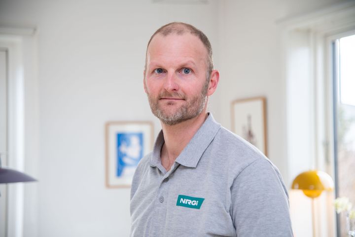 Bo Halm Andersen, byggesagkyndig hos NRGi, i en bolig.